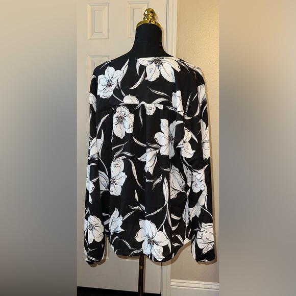 Torrid 2X Black White Floral Faux Wrap Blouse V-Neck Long Sleeve Button Front - Picture 3 of 8